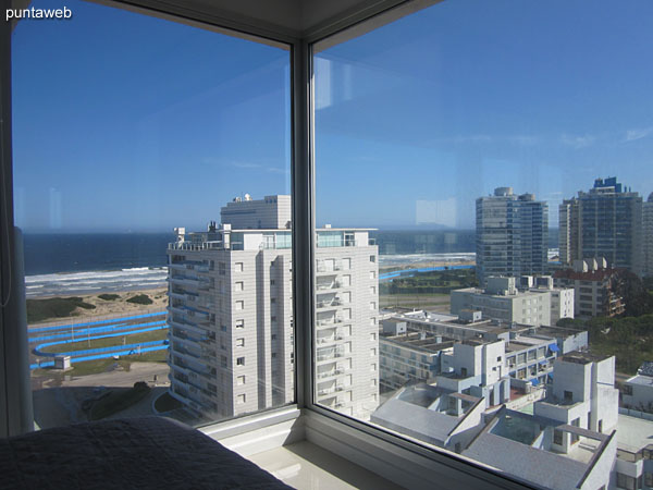 La suite ofrece vistas hacia la playa Brava hacia el frente del edificio y hacia el atardecer en dirección al oeste en entorno de barrio residencial.