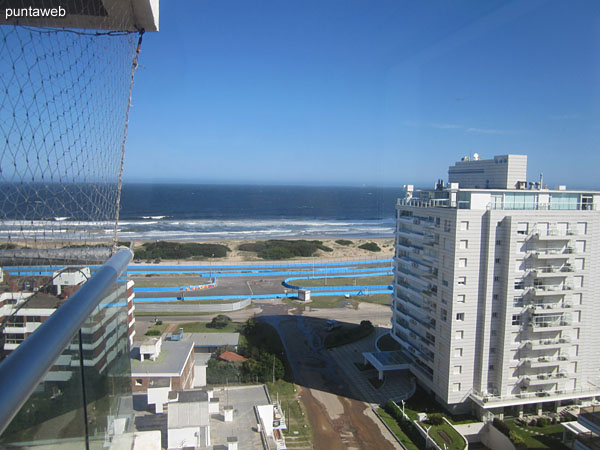 Vista hacia la playa Brava desde la suite. El cerramiento permite el acceso al balcón terraza del apartamento.