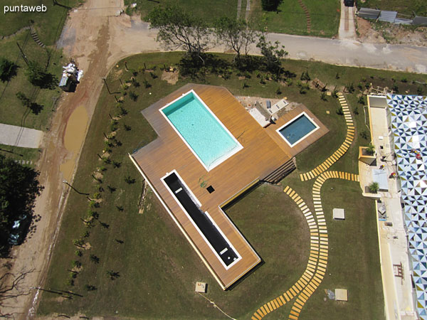 East side of the building. Sector balconies overlooking the garden where the outdoor pools.