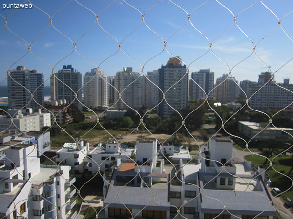 Vista hacia la playa Brava sobre el ocano Atlntico desde el segundo balcn terraza del apartamento.