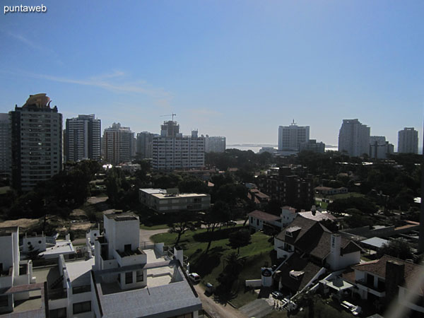 Vista hacia el noroeste desde el segundo balcn terraza del apartamento sobre entorno de barrio residencial.