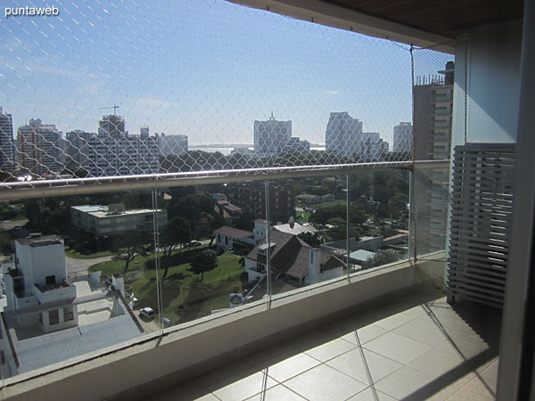 Vista hacia el suroeste desde la ventana del tercer dormitorio hacia la playa Brava y entorno de barrio residencial y torres de La Pastora y Aidy Grill.