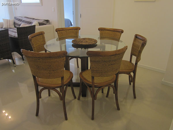 General view of the living room from the front balcony access, access to the apartment.