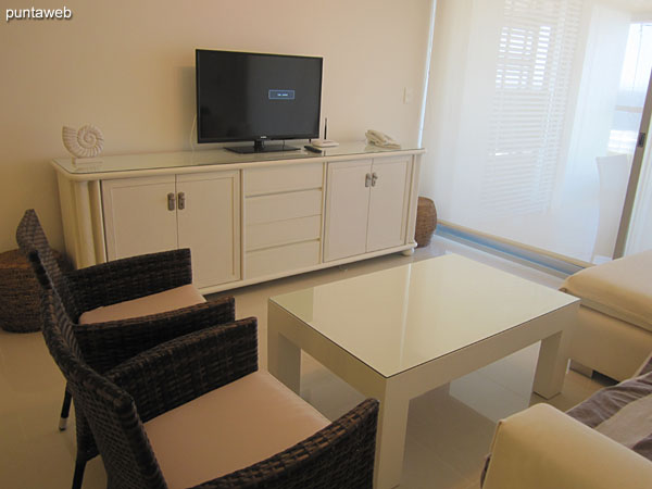 Space for the dining room in the living room. Located at admission and conditioning glass round table with six chairs and wood.