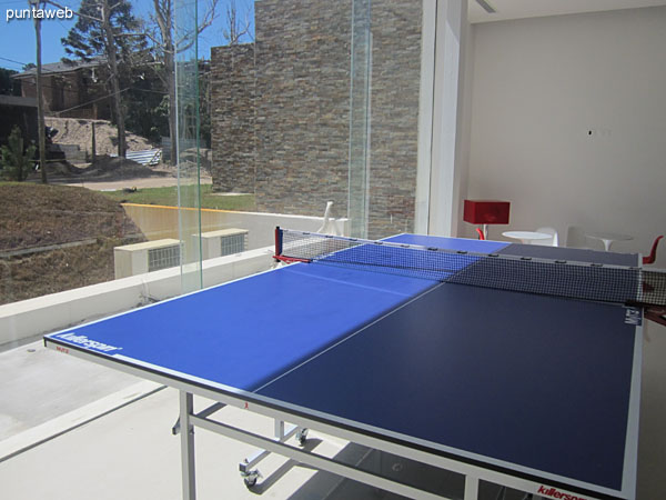 Futbolito en la sala de juegos para nios y adolescentes.