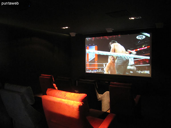 Ambiente de estar en el lobby a la entrada a la sala de cine.