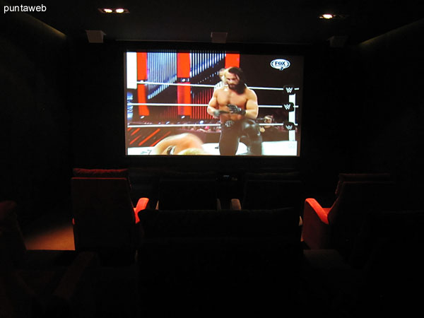 Detalle del sistema de video en la sala de cine.