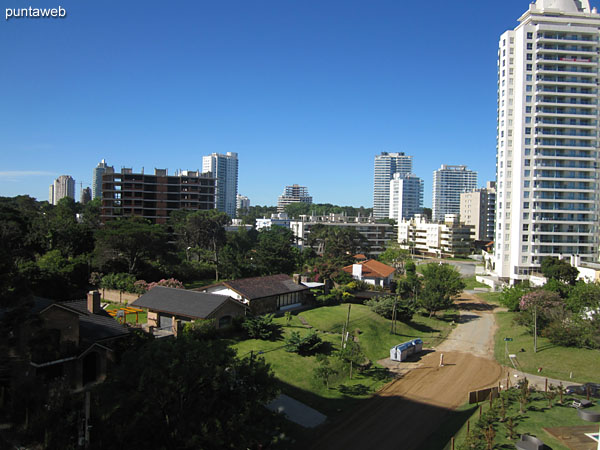 Gran balcn terraza conecta todos los ambientes del apartamento.