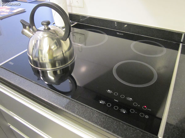 Layout microwave and oven in the kitchen.