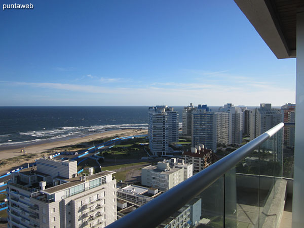 Vista hacia la playa Brava desde la ventana del living comedor sobre el ocano Atlntico.