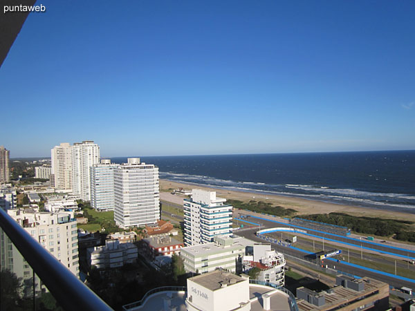 Vista a lo largo de la costa atlntica, playa Brava, desde el balcn terraza del apartamento.