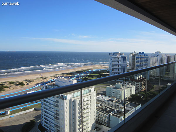 Amplio balcn terraza con acceso al mismo desde todos los ambientes del apartamento, living comedor, lavadero y cocina, suite y segundo y tercer dormitorio.