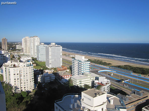 Amplio balcn terraza con acceso al mismo desde todos los ambientes del apartamento, living comedor, lavadero y cocina, suite y segundo y tercer dormitorio.