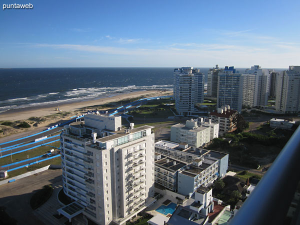 Vista hacia la playa Brava, sobre el ocano Atlntico, desde el balcn terraza del apartamento.