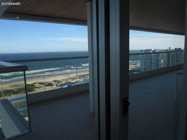 Vista hacia la playa Brava desde la suite principal.