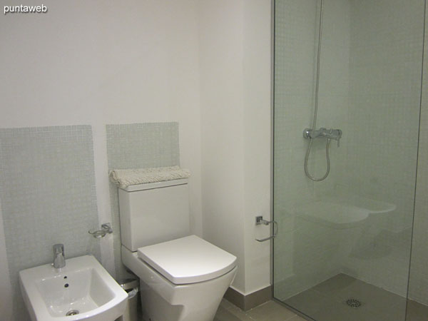 Detail handle faucet shower bath master suite.