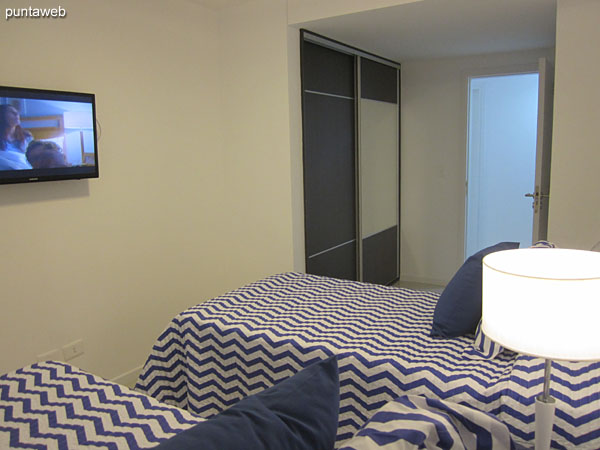 Tercera suite. Situada hacia el frente del apartamento con acceso al balcn terraza del mismo.<br><br>Equipada con dos camas individuales, TV y aire acondicionador.