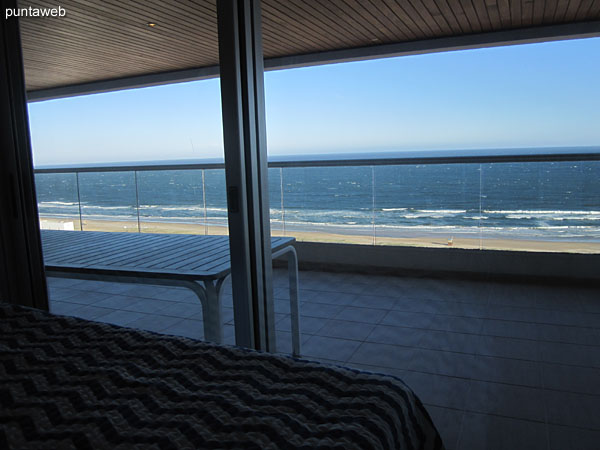 Vista hacia la playa Brava desde la ventana de la tercera suite.