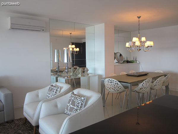 Acceso al apartamento. Ambiente de living comedor integrado con cocina americana y acceso a balcn terraza.<br><br>En primer plano el espacio del comedor, a continuacin el estar.<br><br>El ambiente cuenta con aire acondicionador.