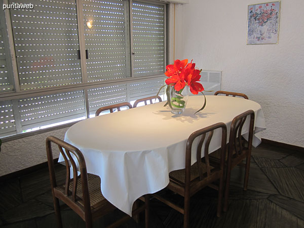 Vista general del ambiente de comedor en el living comedor.<br><br>Situado sobre el frente del apartamento al norte sobre la calle 24.<br><br>Acondicionado con importante mesa semiovalada con seis sillas.