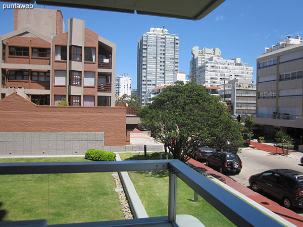 Vista general del ambiente de living comedor desde el balcón terraza del apartamento.