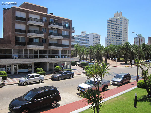 Vista hacia el sector del jardn del edificio sobre el lateral oeste desde el balcn terraza.