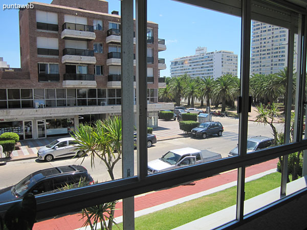 Vista hacia la plaza Artigas desde el balcón terraza del apartamento a lo largo de la calle 24.