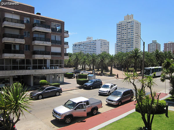 Vista hacia la plaza Artigas desde el ambiente del comedor del apartamento a lo largo de la calle 24.