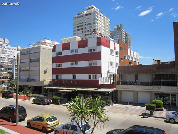 Vista hacia la plaza Artigas sobre la calle 24 desde la ventana de la suite principal.