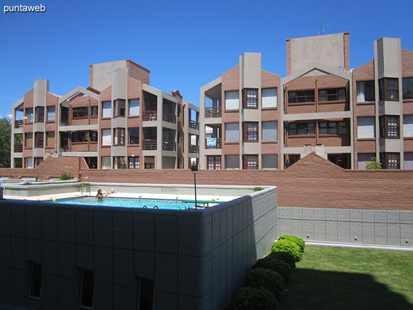 Vista hacia el sector del jardn del edificio sobre la calle 24 desde la ventana de la segunda suite.