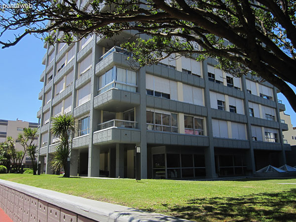 Vista hacia el apartamento desde la calle 24. <br><br>El apartamento brinda dos amplias ventanas hacia esta calle as como el balcn terraza abierto y techado. 