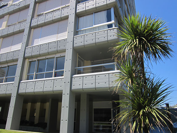 View along the 25th Street to the south, the Atlantic Ocean.