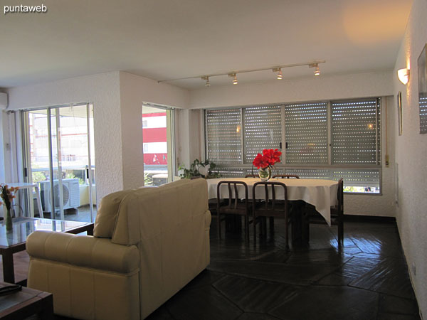 Entrance to the apartment generating an internal hall.<br><br>Forward access to the living room and master suite, left the second suite and right the kitchen.