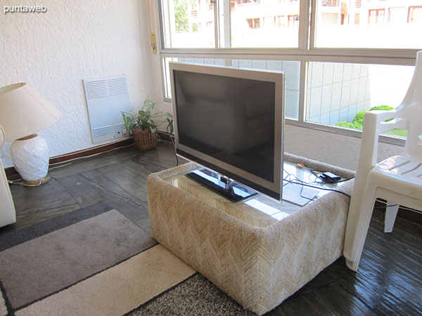 Living room. Conditioning with two major armchairs two three bodies around a low table in Mandera and glass.<br><br>It offers views of the west side of the garden and outdoor pool building.<br><br>The room has air conditioner.