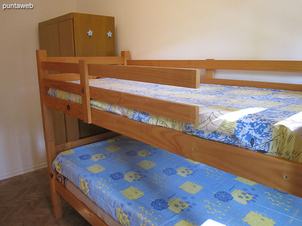 Second bedroom. Located on the left of access to the apartment. Conditioning with bunk bed, overlooking the courtyard provides circulation north side.
