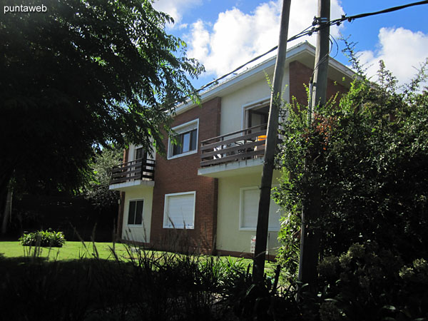 Building facade, facing west. The apartment is located on the ground floor to the north side.