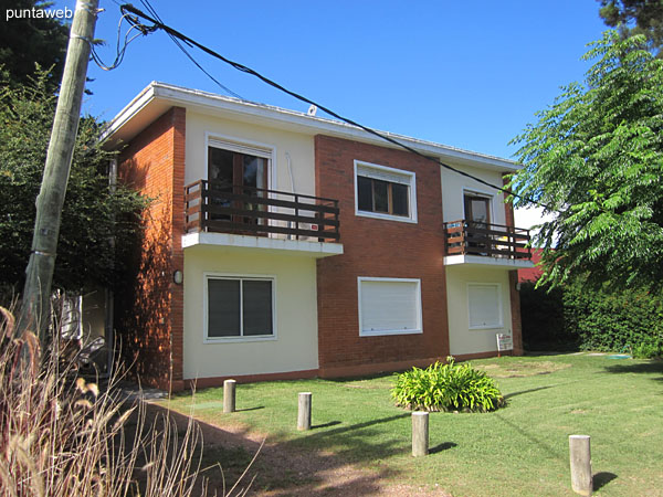 General view of the garden in front of the building from the entrance on the south side.