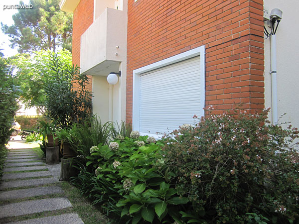 Facade of the building on the south side where the entrance to the apartments is.