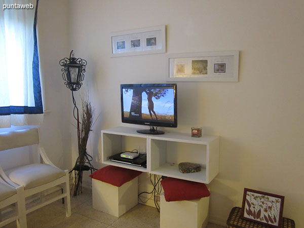 Detalle de ambiente de estar en el living comedor.<br><br>Acondicionado con un sof de dos cuerpos, una mesita baja rectangular y un TV.