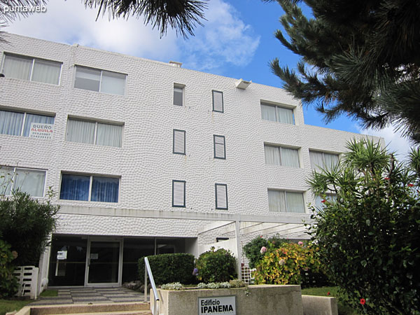 Fachada del edificio sobre el lateral norte. Est situado sobre la Rambla Claudio Williman en la parada 8 de la playa Mansa.