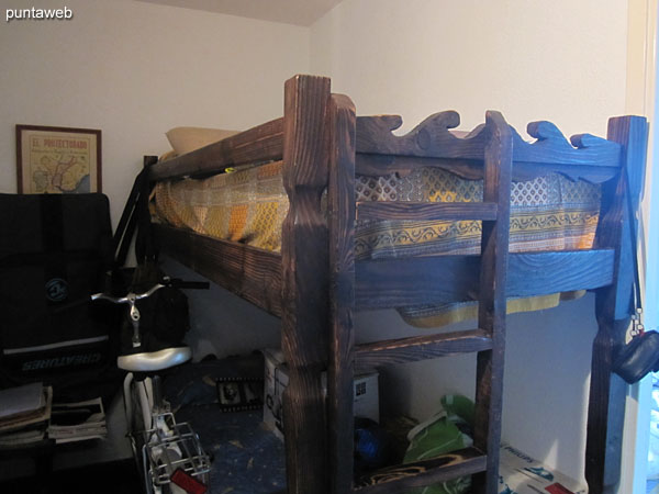 Placar de piso a techo con aberturas de madera en el dormitorio.