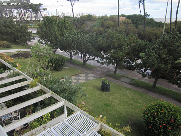 Vista hacia el sur sobre los mdanos de la playa Mansa desde la ventana del living comedor.