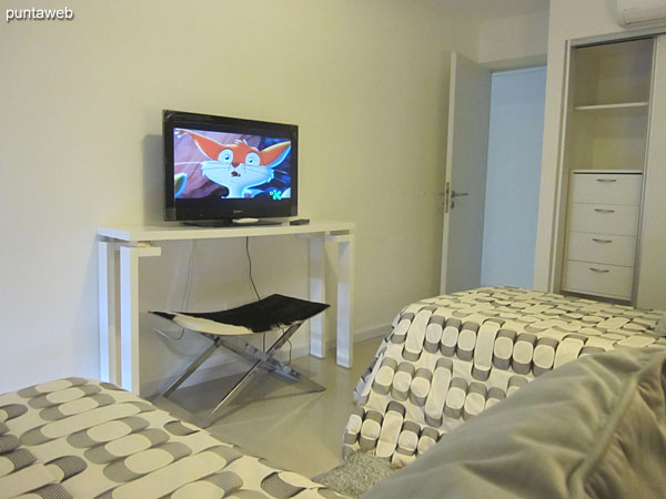 TV de pantalla plana con cable en el segundo dormitorio.