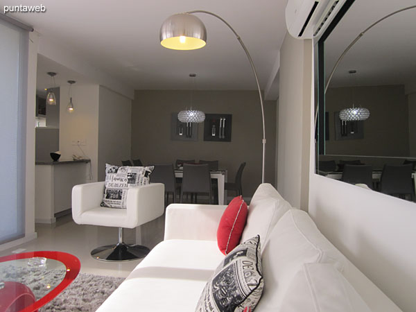 Ambiente de living comedor con acceso a balcón terraza en L muy amplio, comunicando además con los tres dormitorios del apartamento.