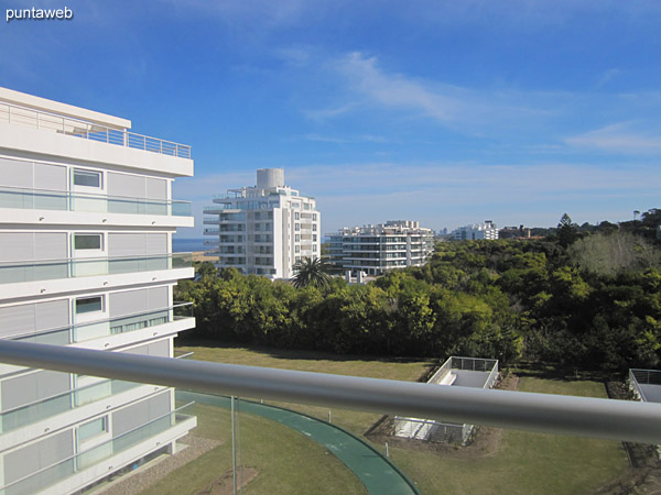 Vista desde el centro del balcn terraza hacia el frente sobre la playa Brava.<br><br>Hacia la derecha de la imagen el bloque 2.