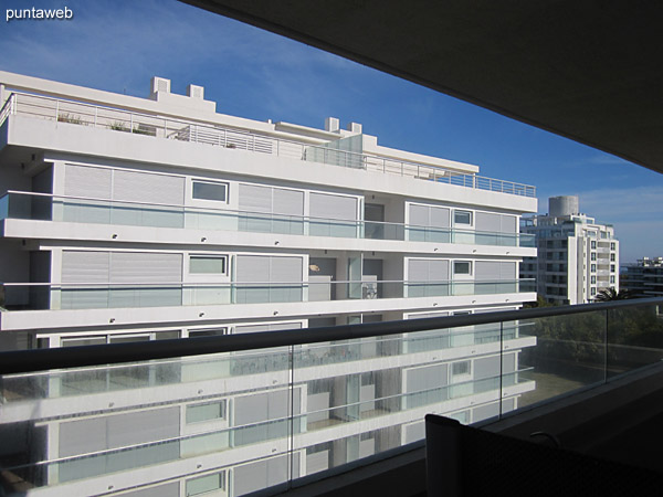 Vista desde el centro del balcn terraza hacia el frente sobre la playa Brava.<br><br>Hacia la derecha de la imagen el bloque 2.