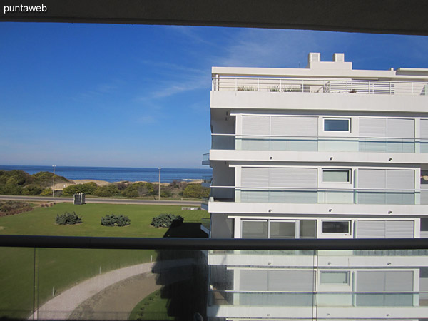 Vista desde el extremo oeste del balcn terraza hacia el sector de jardn y barbacoa del complejo.