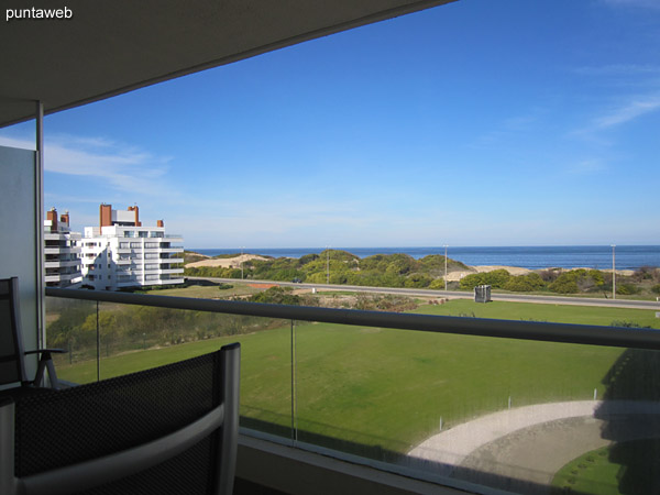 Vista desde el centro del balcn terraza hacia el frente sobre la playa Brava.<br><br>Hacia la derecha de la imagen el bloque 2.