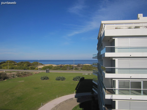 Vista desde el balcn terraza hacia el mar sobre la playa Brava en direccin al sureste.