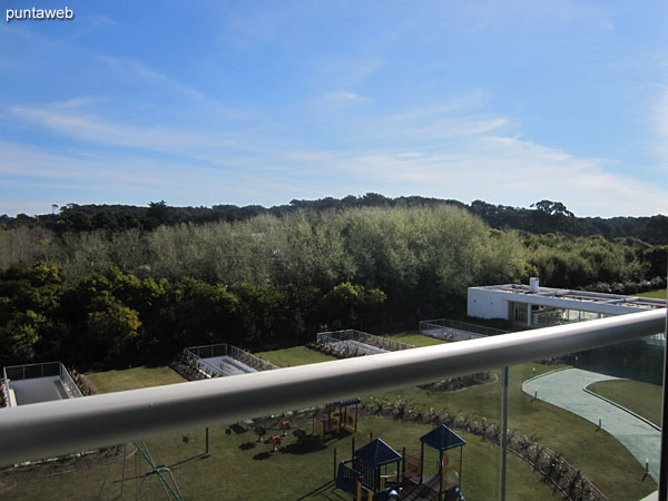 Vista hacia el oeste sobre el jardn del complejo desde la suite principal.